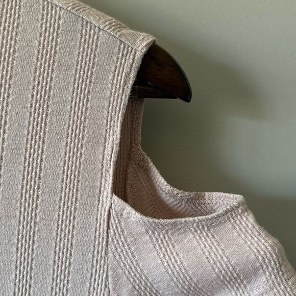 STAUS BY CHENAULT EDGY CUT OUT COLD SHOULDER RIBBED SHIRT SLEEVE TEE SIZE MEDIUM - Picture 5 of 8